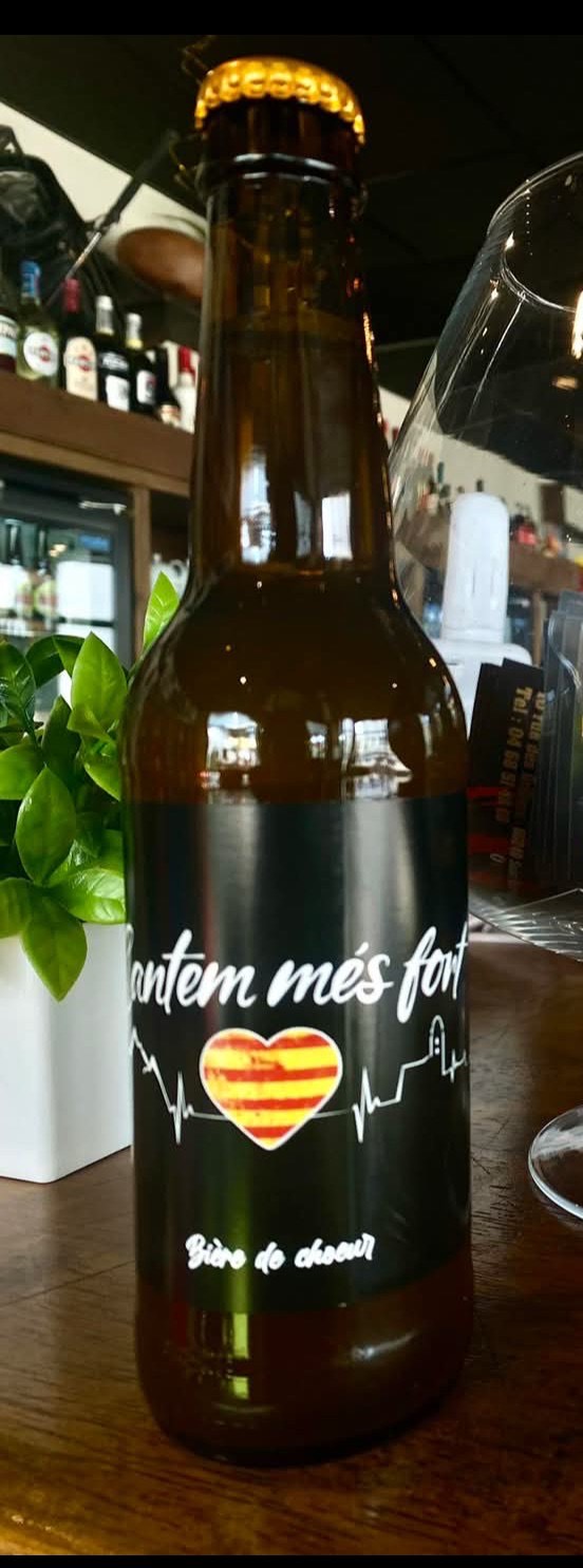 Bière "Cantem Mes Fort" créée par Hugues Di Francesco et la brasserie Senyor Voltor à Prats de Mollo Bière "Cantem Mes Fort" créée par Hugues Di Francesco et la brasserie Senyor Voltor à Prats de Mollo